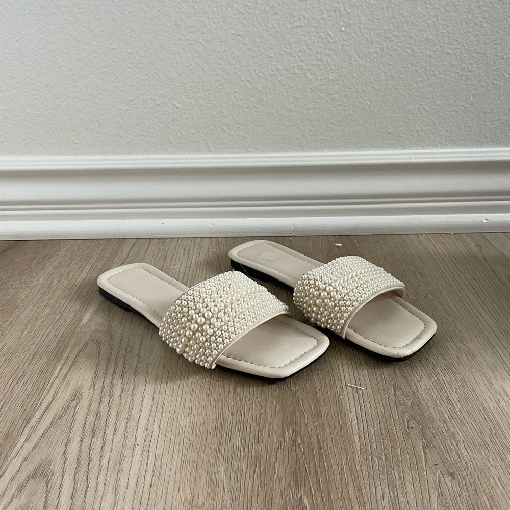 Pearl flat sandals